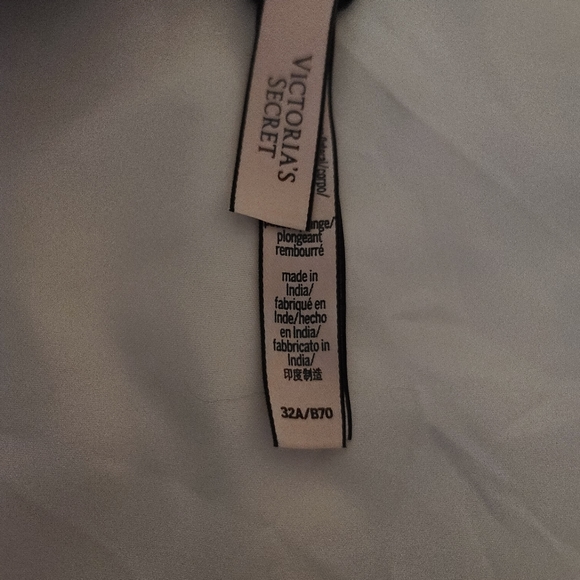 Victoria's Secret 32 A bra with sheer polka dot back - Picture 3 of 3